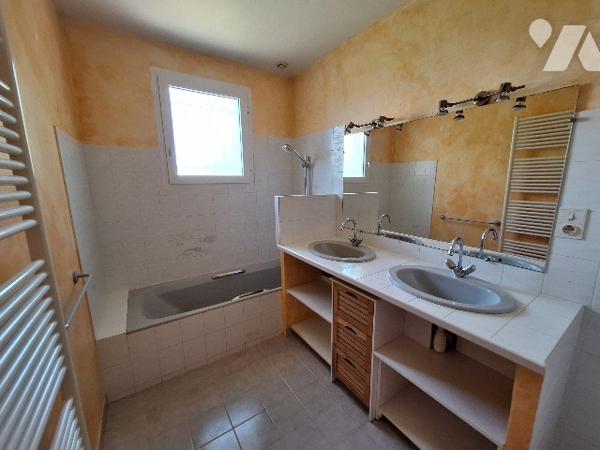 Pavillon plain-pied 80m² 3 chambres, sur terrain d'environ 1900 m², au calme, proche des commodités