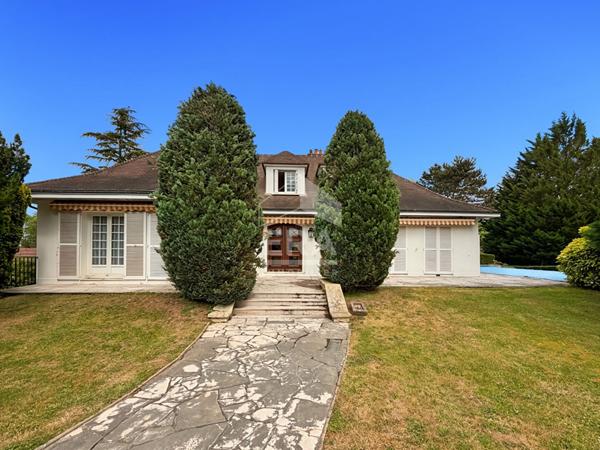 MAISON 9 PIÈCES 240 M² ? SAINT-FARGEAU-PONTHIERRY, VOLUMES EXCEPTIONNELS ET GRAND TERRAIN AVEC PISCINE