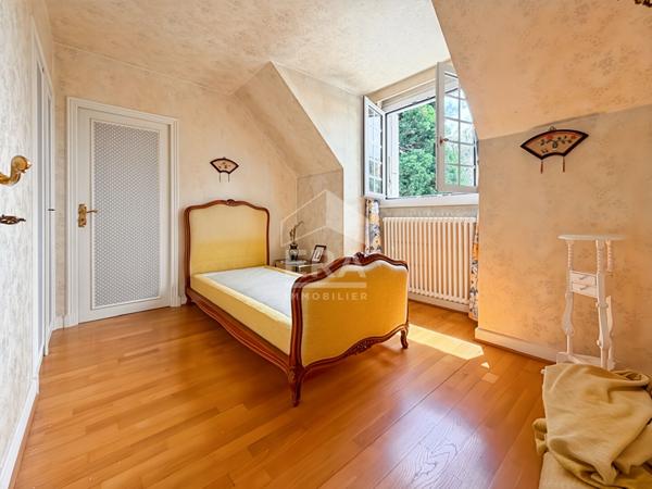 MAISON 9 PIÈCES 240 M² ? SAINT-FARGEAU-PONTHIERRY, VOLUMES EXCEPTIONNELS ET GRAND TERRAIN AVEC PISCINE