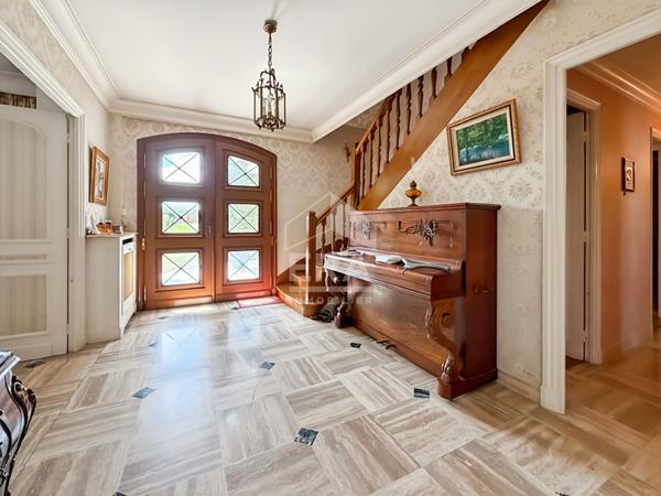 MAISON 9 PIÈCES 240 M² ? SAINT-FARGEAU-PONTHIERRY, VOLUMES EXCEPTIONNELS ET GRAND TERRAIN AVEC PISCINE
