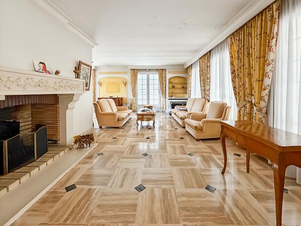 MAISON 9 PIÈCES 240 M² ? SAINT-FARGEAU-PONTHIERRY, VOLUMES EXCEPTIONNELS ET GRAND TERRAIN AVEC PISCINE