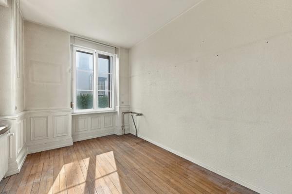 Appartement
         5 pièces
        - 125 m² Exclusivité 180 000 € *
