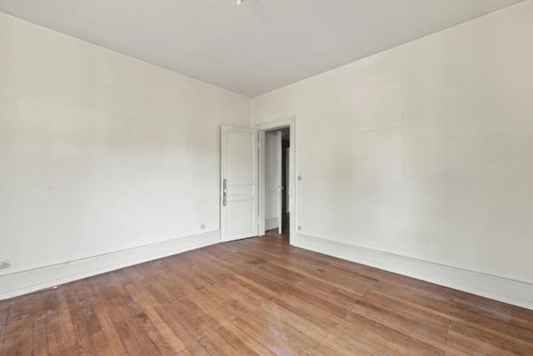 Appartement
         5 pièces
        - 125 m² Exclusivité 180 000 € *