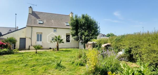 Proche du bourg de CROZON, je vous laisse découvrir cette maison individuelle à fort potentiel! Dès votre arrivée vous remarquerez la facilité pour se garer à l'extérieur , à l'intérieur de la parcelle ou encore dans le garage attenant dans lequel vous profiterez d'un espace buanderie. Au rez-de-chaussée, une vraie entrée mène à la pièce de vie avec sa cuisine équipée de laquelle on accède au jardin arboré de 514 m2, la salle à manger dans le prolongement et le salon intimiste; une chambre, et des toilettes séparés. A l'étage, un dégagement dessert 3 belles chambres ( découvrez mes propositions virtuelles d'ameublement et d'agencement), une grande pièce d'eau à rénover mais avec de nombreuses possibilités au vu de son volume. A noter un DPE très bien classé qui vous rassurera sur son isolation, l'électricité a été refaite et le mode de chauffage est une chaudière à pellet. En résumé, pour les amoureux de l'ancien et avec des rafraichissements à prévoir, cette maison est faite pour vous!