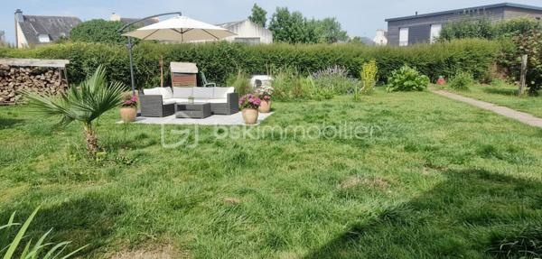 Proche du bourg de CROZON, je vous laisse découvrir cette maison individuelle à fort potentiel! Dès votre arrivée vous remarquerez la facilité pour se garer à l'extérieur , à l'intérieur de la parcelle ou encore dans le garage attenant dans lequel vous profiterez d'un espace buanderie. Au rez-de-chaussée, une vraie entrée mène à la pièce de vie avec sa cuisine équipée de laquelle on accède au jardin arboré de 514 m2, la salle à manger dans le prolongement et le salon intimiste; une chambre, et des toilettes séparés. A l'étage, un dégagement dessert 3 belles chambres ( découvrez mes propositions virtuelles d'ameublement et d'agencement), une grande pièce d'eau à rénover mais avec de nombreuses possibilités au vu de son volume. A noter un DPE très bien classé qui vous rassurera sur son isolation, l'électricité a été refaite et le mode de chauffage est une chaudière à pellet. En résumé, pour les amoureux de l'ancien et avec des rafraichissements à prévoir, cette maison est faite pour vous!