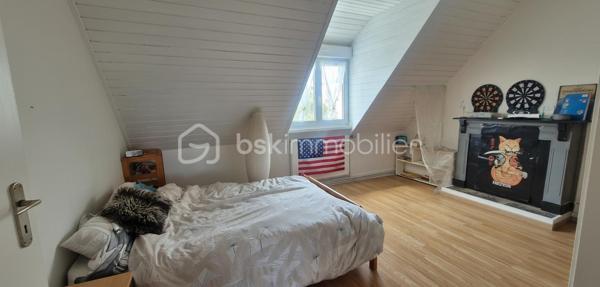 Proche du bourg de CROZON, je vous laisse découvrir cette maison individuelle à fort potentiel! Dès votre arrivée vous remarquerez la facilité pour se garer à l'extérieur , à l'intérieur de la parcelle ou encore dans le garage attenant dans lequel vous profiterez d'un espace buanderie. Au rez-de-chaussée, une vraie entrée mène à la pièce de vie avec sa cuisine équipée de laquelle on accède au jardin arboré de 514 m2, la salle à manger dans le prolongement et le salon intimiste; une chambre, et des toilettes séparés. A l'étage, un dégagement dessert 3 belles chambres ( découvrez mes propositions virtuelles d'ameublement et d'agencement), une grande pièce d'eau à rénover mais avec de nombreuses possibilités au vu de son volume. A noter un DPE très bien classé qui vous rassurera sur son isolation, l'électricité a été refaite et le mode de chauffage est une chaudière à pellet. En résumé, pour les amoureux de l'ancien et avec des rafraichissements à prévoir, cette maison est faite pour vous!