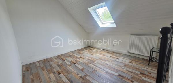 Proche du bourg de CROZON, je vous laisse découvrir cette maison individuelle à fort potentiel! Dès votre arrivée vous remarquerez la facilité pour se garer à l'extérieur , à l'intérieur de la parcelle ou encore dans le garage attenant dans lequel vous profiterez d'un espace buanderie. Au rez-de-chaussée, une vraie entrée mène à la pièce de vie avec sa cuisine équipée de laquelle on accède au jardin arboré de 514 m2, la salle à manger dans le prolongement et le salon intimiste; une chambre, et des toilettes séparés. A l'étage, un dégagement dessert 3 belles chambres ( découvrez mes propositions virtuelles d'ameublement et d'agencement), une grande pièce d'eau à rénover mais avec de nombreuses possibilités au vu de son volume. A noter un DPE très bien classé qui vous rassurera sur son isolation, l'électricité a été refaite et le mode de chauffage est une chaudière à pellet. En résumé, pour les amoureux de l'ancien et avec des rafraichissements à prévoir, cette maison est faite pour vous!
