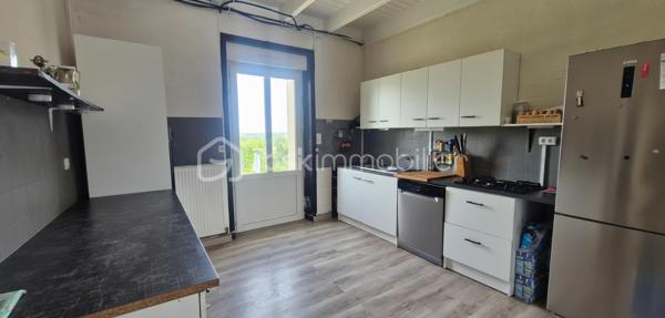 Proche du bourg de CROZON, je vous laisse découvrir cette maison individuelle à fort potentiel! Dès votre arrivée vous remarquerez la facilité pour se garer à l'extérieur , à l'intérieur de la parcelle ou encore dans le garage attenant dans lequel vous profiterez d'un espace buanderie. Au rez-de-chaussée, une vraie entrée mène à la pièce de vie avec sa cuisine équipée de laquelle on accède au jardin arboré de 514 m2, la salle à manger dans le prolongement et le salon intimiste; une chambre, et des toilettes séparés. A l'étage, un dégagement dessert 3 belles chambres ( découvrez mes propositions virtuelles d'ameublement et d'agencement), une grande pièce d'eau à rénover mais avec de nombreuses possibilités au vu de son volume. A noter un DPE très bien classé qui vous rassurera sur son isolation, l'électricité a été refaite et le mode de chauffage est une chaudière à pellet. En résumé, pour les amoureux de l'ancien et avec des rafraichissements à prévoir, cette maison est faite pour vous!