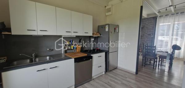 Proche du bourg de CROZON, je vous laisse découvrir cette maison individuelle à fort potentiel! Dès votre arrivée vous remarquerez la facilité pour se garer à l'extérieur , à l'intérieur de la parcelle ou encore dans le garage attenant dans lequel vous profiterez d'un espace buanderie. Au rez-de-chaussée, une vraie entrée mène à la pièce de vie avec sa cuisine équipée de laquelle on accède au jardin arboré de 514 m2, la salle à manger dans le prolongement et le salon intimiste; une chambre, et des toilettes séparés. A l'étage, un dégagement dessert 3 belles chambres ( découvrez mes propositions virtuelles d'ameublement et d'agencement), une grande pièce d'eau à rénover mais avec de nombreuses possibilités au vu de son volume. A noter un DPE très bien classé qui vous rassurera sur son isolation, l'électricité a été refaite et le mode de chauffage est une chaudière à pellet. En résumé, pour les amoureux de l'ancien et avec des rafraichissements à prévoir, cette maison est faite pour vous!