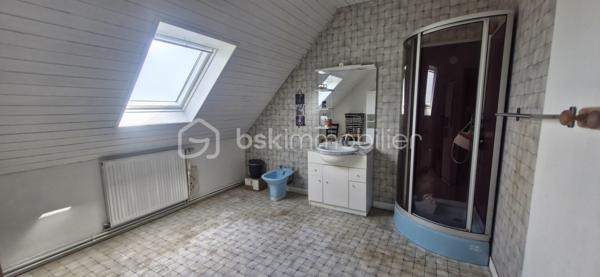 Proche du bourg de CROZON, je vous laisse découvrir cette maison individuelle à fort potentiel! Dès votre arrivée vous remarquerez la facilité pour se garer à l'extérieur , à l'intérieur de la parcelle ou encore dans le garage attenant dans lequel vous profiterez d'un espace buanderie. Au rez-de-chaussée, une vraie entrée mène à la pièce de vie avec sa cuisine équipée de laquelle on accède au jardin arboré de 514 m2, la salle à manger dans le prolongement et le salon intimiste; une chambre, et des toilettes séparés. A l'étage, un dégagement dessert 3 belles chambres ( découvrez mes propositions virtuelles d'ameublement et d'agencement), une grande pièce d'eau à rénover mais avec de nombreuses possibilités au vu de son volume. A noter un DPE très bien classé qui vous rassurera sur son isolation, l'électricité a été refaite et le mode de chauffage est une chaudière à pellet. En résumé, pour les amoureux de l'ancien et avec des rafraichissements à prévoir, cette maison est faite pour vous!