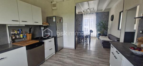 Proche du bourg de CROZON, je vous laisse découvrir cette maison individuelle à fort potentiel! Dès votre arrivée vous remarquerez la facilité pour se garer à l'extérieur , à l'intérieur de la parcelle ou encore dans le garage attenant dans lequel vous profiterez d'un espace buanderie. Au rez-de-chaussée, une vraie entrée mène à la pièce de vie avec sa cuisine équipée de laquelle on accède au jardin arboré de 514 m2, la salle à manger dans le prolongement et le salon intimiste; une chambre, et des toilettes séparés. A l'étage, un dégagement dessert 3 belles chambres ( découvrez mes propositions virtuelles d'ameublement et d'agencement), une grande pièce d'eau à rénover mais avec de nombreuses possibilités au vu de son volume. A noter un DPE très bien classé qui vous rassurera sur son isolation, l'électricité a été refaite et le mode de chauffage est une chaudière à pellet. En résumé, pour les amoureux de l'ancien et avec des rafraichissements à prévoir, cette maison est faite pour vous!