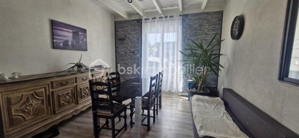 Proche du bourg de CROZON, je vous laisse découvrir cette maison individuelle à fort potentiel! Dès votre arrivée vous remarquerez la facilité pour se garer à l'extérieur , à l'intérieur de la parcelle ou encore dans le garage attenant dans lequel vous profiterez d'un espace buanderie. Au rez-de-chaussée, une vraie entrée mène à la pièce de vie avec sa cuisine équipée de laquelle on accède au jardin arboré de 514 m2, la salle à manger dans le prolongement et le salon intimiste; une chambre, et des toilettes séparés. A l'étage, un dégagement dessert 3 belles chambres ( découvrez mes propositions virtuelles d'ameublement et d'agencement), une grande pièce d'eau à rénover mais avec de nombreuses possibilités au vu de son volume. A noter un DPE très bien classé qui vous rassurera sur son isolation, l'électricité a été refaite et le mode de chauffage est une chaudière à pellet. En résumé, pour les amoureux de l'ancien et avec des rafraichissements à prévoir, cette maison est faite pour vous!