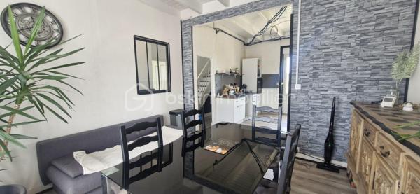 Proche du bourg de CROZON, je vous laisse découvrir cette maison individuelle à fort potentiel! Dès votre arrivée vous remarquerez la facilité pour se garer à l'extérieur , à l'intérieur de la parcelle ou encore dans le garage attenant dans lequel vous profiterez d'un espace buanderie. Au rez-de-chaussée, une vraie entrée mène à la pièce de vie avec sa cuisine équipée de laquelle on accède au jardin arboré de 514 m2, la salle à manger dans le prolongement et le salon intimiste; une chambre, et des toilettes séparés. A l'étage, un dégagement dessert 3 belles chambres ( découvrez mes propositions virtuelles d'ameublement et d'agencement), une grande pièce d'eau à rénover mais avec de nombreuses possibilités au vu de son volume. A noter un DPE très bien classé qui vous rassurera sur son isolation, l'électricité a été refaite et le mode de chauffage est une chaudière à pellet. En résumé, pour les amoureux de l'ancien et avec des rafraichissements à prévoir, cette maison est faite pour vous!