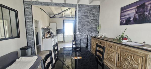 Proche du bourg de CROZON, je vous laisse découvrir cette maison individuelle à fort potentiel! Dès votre arrivée vous remarquerez la facilité pour se garer à l'extérieur , à l'intérieur de la parcelle ou encore dans le garage attenant dans lequel vous profiterez d'un espace buanderie. Au rez-de-chaussée, une vraie entrée mène à la pièce de vie avec sa cuisine équipée de laquelle on accède au jardin arboré de 514 m2, la salle à manger dans le prolongement et le salon intimiste; une chambre, et des toilettes séparés. A l'étage, un dégagement dessert 3 belles chambres ( découvrez mes propositions virtuelles d'ameublement et d'agencement), une grande pièce d'eau à rénover mais avec de nombreuses possibilités au vu de son volume. A noter un DPE très bien classé qui vous rassurera sur son isolation, l'électricité a été refaite et le mode de chauffage est une chaudière à pellet. En résumé, pour les amoureux de l'ancien et avec des rafraichissements à prévoir, cette maison est faite pour vous!