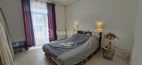 Proche du bourg de CROZON, je vous laisse découvrir cette maison individuelle à fort potentiel! Dès votre arrivée vous remarquerez la facilité pour se garer à l'extérieur , à l'intérieur de la parcelle ou encore dans le garage attenant dans lequel vous profiterez d'un espace buanderie. Au rez-de-chaussée, une vraie entrée mène à la pièce de vie avec sa cuisine équipée de laquelle on accède au jardin arboré de 514 m2, la salle à manger dans le prolongement et le salon intimiste; une chambre, et des toilettes séparés. A l'étage, un dégagement dessert 3 belles chambres ( découvrez mes propositions virtuelles d'ameublement et d'agencement), une grande pièce d'eau à rénover mais avec de nombreuses possibilités au vu de son volume. A noter un DPE très bien classé qui vous rassurera sur son isolation, l'électricité a été refaite et le mode de chauffage est une chaudière à pellet. En résumé, pour les amoureux de l'ancien et avec des rafraichissements à prévoir, cette maison est faite pour vous!