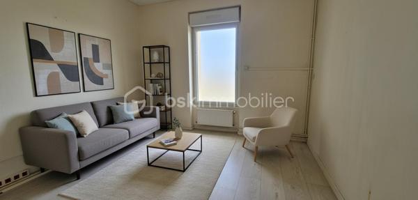 Proche du bourg de CROZON, je vous laisse découvrir cette maison individuelle à fort potentiel! Dès votre arrivée vous remarquerez la facilité pour se garer à l'extérieur , à l'intérieur de la parcelle ou encore dans le garage attenant dans lequel vous profiterez d'un espace buanderie. Au rez-de-chaussée, une vraie entrée mène à la pièce de vie avec sa cuisine équipée de laquelle on accède au jardin arboré de 514 m2, la salle à manger dans le prolongement et le salon intimiste; une chambre, et des toilettes séparés. A l'étage, un dégagement dessert 3 belles chambres ( découvrez mes propositions virtuelles d'ameublement et d'agencement), une grande pièce d'eau à rénover mais avec de nombreuses possibilités au vu de son volume. A noter un DPE très bien classé qui vous rassurera sur son isolation, l'électricité a été refaite et le mode de chauffage est une chaudière à pellet. En résumé, pour les amoureux de l'ancien et avec des rafraichissements à prévoir, cette maison est faite pour vous!