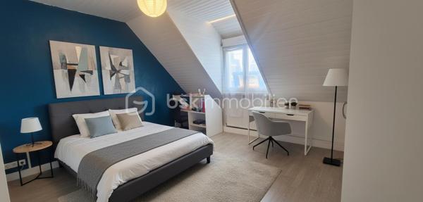 Proche du bourg de CROZON, je vous laisse découvrir cette maison individuelle à fort potentiel! Dès votre arrivée vous remarquerez la facilité pour se garer à l'extérieur , à l'intérieur de la parcelle ou encore dans le garage attenant dans lequel vous profiterez d'un espace buanderie. Au rez-de-chaussée, une vraie entrée mène à la pièce de vie avec sa cuisine équipée de laquelle on accède au jardin arboré de 514 m2, la salle à manger dans le prolongement et le salon intimiste; une chambre, et des toilettes séparés. A l'étage, un dégagement dessert 3 belles chambres ( découvrez mes propositions virtuelles d'ameublement et d'agencement), une grande pièce d'eau à rénover mais avec de nombreuses possibilités au vu de son volume. A noter un DPE très bien classé qui vous rassurera sur son isolation, l'électricité a été refaite et le mode de chauffage est une chaudière à pellet. En résumé, pour les amoureux de l'ancien et avec des rafraichissements à prévoir, cette maison est faite pour vous!