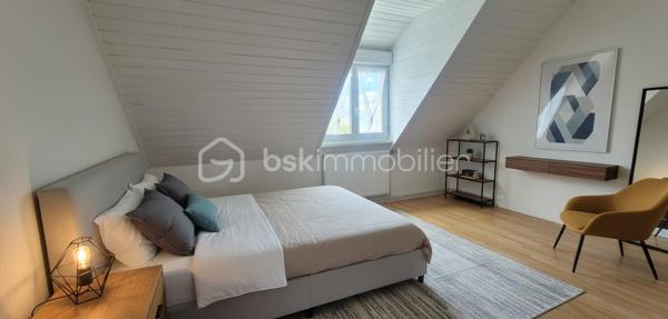 Proche du bourg de CROZON, je vous laisse découvrir cette maison individuelle à fort potentiel! Dès votre arrivée vous remarquerez la facilité pour se garer à l'extérieur , à l'intérieur de la parcelle ou encore dans le garage attenant dans lequel vous profiterez d'un espace buanderie. Au rez-de-chaussée, une vraie entrée mène à la pièce de vie avec sa cuisine équipée de laquelle on accède au jardin arboré de 514 m2, la salle à manger dans le prolongement et le salon intimiste; une chambre, et des toilettes séparés. A l'étage, un dégagement dessert 3 belles chambres ( découvrez mes propositions virtuelles d'ameublement et d'agencement), une grande pièce d'eau à rénover mais avec de nombreuses possibilités au vu de son volume. A noter un DPE très bien classé qui vous rassurera sur son isolation, l'électricité a été refaite et le mode de chauffage est une chaudière à pellet. En résumé, pour les amoureux de l'ancien et avec des rafraichissements à prévoir, cette maison est faite pour vous!