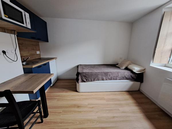 Chambre meublée dans un immeuble en centre ville des Herbiers