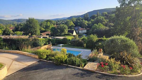 Maison contemporaine - Saint-cyprien Élégante maison contemporaine avec piscine et jolie vue, dans un quartier résidentiel