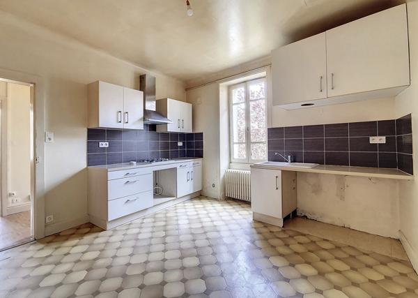 A Montsalvy, spécial investisseurs, à vendre Immeuble de rapport de plus de 700 m².