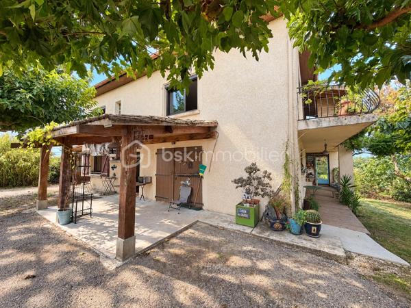 🏡 Maison avec 2 logements – Terrasse avec vue sur le lac 🌿✨

Vous recherchez de l’espace, du calme et un véritable dépaysement ?
Venez découvrir cette maison pleine de potentiel, organisée sur deux niveaux avec deux logements, dans un environnement verdoyant où règnent tranquillité et douceur de vivre. 🌳

🏠 Au rez-de-chaussée

Un logement indépendant aménagé dans un esprit loft, occupant l’ensemble du niveau, comprenant :

🏡 Une grande pièce de vie ouverte
🍳 Un espace cuisine
🚿 Une salle d’eau

Un espace idéal pour accueillir famille et amis, créer un logement indépendant ou envisager un projet locatif.

🔑 À l’étage

Le second logement propose :

🛏️ 3 chambres
🛋️ Un séjour agréable
🍽️ Une cuisine
🚿 Une salle d’eau

🌅 Le véritable coup de cœur : la terrasse et sa vue ❤️

Imaginez vos petits-déjeuners ou vos soirées d’été sur une très belle terrasse avec une vue dégagée sur le lac et la nature environnante. 🌊🌿

Ici, place au dépaysement total : calme, verdure et panorama donnent à cette maison une atmosphère particulièrement agréable, loin de l’agitation du quotidien.

💡 Les deux logements indépendants offrent de nombreuses possibilités : résidence principale avec espace indépendant, rapprochement familial, investissement locatif ou encore projet de location saisonnière.

✨ Une maison qui mérite d’être découverte sur place pour apprécier pleinement son environnement et sa vue.

📞 Envie d’en savoir plus ou de programmer une visite ?
Contactez-moi, je serai ravi de vous accompagner dans la découverte de ce bien.