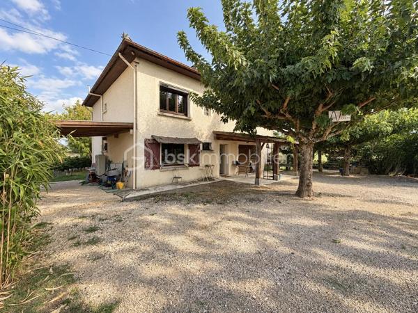 🏡 Maison avec 2 logements – Terrasse avec vue sur le lac 🌿✨

Vous recherchez de l’espace, du calme et un véritable dépaysement ?
Venez découvrir cette maison pleine de potentiel, organisée sur deux niveaux avec deux logements, dans un environnement verdoyant où règnent tranquillité et douceur de vivre. 🌳

🏠 Au rez-de-chaussée

Un logement indépendant aménagé dans un esprit loft, occupant l’ensemble du niveau, comprenant :

🏡 Une grande pièce de vie ouverte
🍳 Un espace cuisine
🚿 Une salle d’eau

Un espace idéal pour accueillir famille et amis, créer un logement indépendant ou envisager un projet locatif.

🔑 À l’étage

Le second logement propose :

🛏️ 3 chambres
🛋️ Un séjour agréable
🍽️ Une cuisine
🚿 Une salle d’eau

🌅 Le véritable coup de cœur : la terrasse et sa vue ❤️

Imaginez vos petits-déjeuners ou vos soirées d’été sur une très belle terrasse avec une vue dégagée sur le lac et la nature environnante. 🌊🌿

Ici, place au dépaysement total : calme, verdure et panorama donnent à cette maison une atmosphère particulièrement agréable, loin de l’agitation du quotidien.

💡 Les deux logements indépendants offrent de nombreuses possibilités : résidence principale avec espace indépendant, rapprochement familial, investissement locatif ou encore projet de location saisonnière.

✨ Une maison qui mérite d’être découverte sur place pour apprécier pleinement son environnement et sa vue.

📞 Envie d’en savoir plus ou de programmer une visite ?
Contactez-moi, je serai ravi de vous accompagner dans la découverte de ce bien.