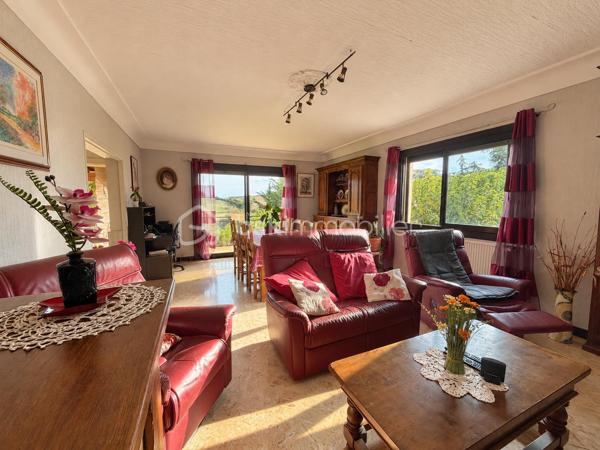 🏡 Maison avec 2 logements – Terrasse avec vue sur le lac 🌿✨

Vous recherchez de l’espace, du calme et un véritable dépaysement ?
Venez découvrir cette maison pleine de potentiel, organisée sur deux niveaux avec deux logements, dans un environnement verdoyant où règnent tranquillité et douceur de vivre. 🌳

🏠 Au rez-de-chaussée

Un logement indépendant aménagé dans un esprit loft, occupant l’ensemble du niveau, comprenant :

🏡 Une grande pièce de vie ouverte
🍳 Un espace cuisine
🚿 Une salle d’eau

Un espace idéal pour accueillir famille et amis, créer un logement indépendant ou envisager un projet locatif.

🔑 À l’étage

Le second logement propose :

🛏️ 3 chambres
🛋️ Un séjour agréable
🍽️ Une cuisine
🚿 Une salle d’eau

🌅 Le véritable coup de cœur : la terrasse et sa vue ❤️

Imaginez vos petits-déjeuners ou vos soirées d’été sur une très belle terrasse avec une vue dégagée sur le lac et la nature environnante. 🌊🌿

Ici, place au dépaysement total : calme, verdure et panorama donnent à cette maison une atmosphère particulièrement agréable, loin de l’agitation du quotidien.

💡 Les deux logements indépendants offrent de nombreuses possibilités : résidence principale avec espace indépendant, rapprochement familial, investissement locatif ou encore projet de location saisonnière.

✨ Une maison qui mérite d’être découverte sur place pour apprécier pleinement son environnement et sa vue.

📞 Envie d’en savoir plus ou de programmer une visite ?
Contactez-moi, je serai ravi de vous accompagner dans la découverte de ce bien.