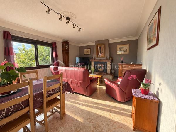 🏡 Maison avec 2 logements – Terrasse avec vue sur le lac 🌿✨

Vous recherchez de l’espace, du calme et un véritable dépaysement ?
Venez découvrir cette maison pleine de potentiel, organisée sur deux niveaux avec deux logements, dans un environnement verdoyant où règnent tranquillité et douceur de vivre. 🌳

🏠 Au rez-de-chaussée

Un logement indépendant aménagé dans un esprit loft, occupant l’ensemble du niveau, comprenant :

🏡 Une grande pièce de vie ouverte
🍳 Un espace cuisine
🚿 Une salle d’eau

Un espace idéal pour accueillir famille et amis, créer un logement indépendant ou envisager un projet locatif.

🔑 À l’étage

Le second logement propose :

🛏️ 3 chambres
🛋️ Un séjour agréable
🍽️ Une cuisine
🚿 Une salle d’eau

🌅 Le véritable coup de cœur : la terrasse et sa vue ❤️

Imaginez vos petits-déjeuners ou vos soirées d’été sur une très belle terrasse avec une vue dégagée sur le lac et la nature environnante. 🌊🌿

Ici, place au dépaysement total : calme, verdure et panorama donnent à cette maison une atmosphère particulièrement agréable, loin de l’agitation du quotidien.

💡 Les deux logements indépendants offrent de nombreuses possibilités : résidence principale avec espace indépendant, rapprochement familial, investissement locatif ou encore projet de location saisonnière.

✨ Une maison qui mérite d’être découverte sur place pour apprécier pleinement son environnement et sa vue.

📞 Envie d’en savoir plus ou de programmer une visite ?
Contactez-moi, je serai ravi de vous accompagner dans la découverte de ce bien.