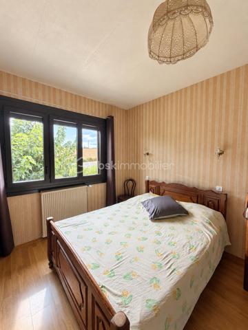 🏡 Maison avec 2 logements – Terrasse avec vue sur le lac 🌿✨

Vous recherchez de l’espace, du calme et un véritable dépaysement ?
Venez découvrir cette maison pleine de potentiel, organisée sur deux niveaux avec deux logements, dans un environnement verdoyant où règnent tranquillité et douceur de vivre. 🌳

🏠 Au rez-de-chaussée

Un logement indépendant aménagé dans un esprit loft, occupant l’ensemble du niveau, comprenant :

🏡 Une grande pièce de vie ouverte
🍳 Un espace cuisine
🚿 Une salle d’eau

Un espace idéal pour accueillir famille et amis, créer un logement indépendant ou envisager un projet locatif.

🔑 À l’étage

Le second logement propose :

🛏️ 3 chambres
🛋️ Un séjour agréable
🍽️ Une cuisine
🚿 Une salle d’eau

🌅 Le véritable coup de cœur : la terrasse et sa vue ❤️

Imaginez vos petits-déjeuners ou vos soirées d’été sur une très belle terrasse avec une vue dégagée sur le lac et la nature environnante. 🌊🌿

Ici, place au dépaysement total : calme, verdure et panorama donnent à cette maison une atmosphère particulièrement agréable, loin de l’agitation du quotidien.

💡 Les deux logements indépendants offrent de nombreuses possibilités : résidence principale avec espace indépendant, rapprochement familial, investissement locatif ou encore projet de location saisonnière.

✨ Une maison qui mérite d’être découverte sur place pour apprécier pleinement son environnement et sa vue.

📞 Envie d’en savoir plus ou de programmer une visite ?
Contactez-moi, je serai ravi de vous accompagner dans la découverte de ce bien.