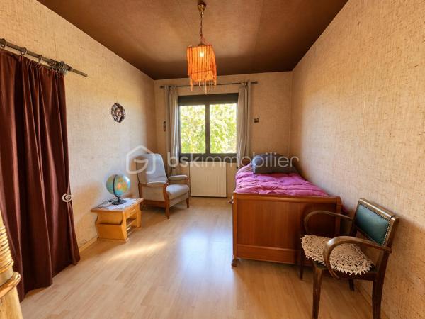 🏡 Maison avec 2 logements – Terrasse avec vue sur le lac 🌿✨

Vous recherchez de l’espace, du calme et un véritable dépaysement ?
Venez découvrir cette maison pleine de potentiel, organisée sur deux niveaux avec deux logements, dans un environnement verdoyant où règnent tranquillité et douceur de vivre. 🌳

🏠 Au rez-de-chaussée

Un logement indépendant aménagé dans un esprit loft, occupant l’ensemble du niveau, comprenant :

🏡 Une grande pièce de vie ouverte
🍳 Un espace cuisine
🚿 Une salle d’eau

Un espace idéal pour accueillir famille et amis, créer un logement indépendant ou envisager un projet locatif.

🔑 À l’étage

Le second logement propose :

🛏️ 3 chambres
🛋️ Un séjour agréable
🍽️ Une cuisine
🚿 Une salle d’eau

🌅 Le véritable coup de cœur : la terrasse et sa vue ❤️

Imaginez vos petits-déjeuners ou vos soirées d’été sur une très belle terrasse avec une vue dégagée sur le lac et la nature environnante. 🌊🌿

Ici, place au dépaysement total : calme, verdure et panorama donnent à cette maison une atmosphère particulièrement agréable, loin de l’agitation du quotidien.

💡 Les deux logements indépendants offrent de nombreuses possibilités : résidence principale avec espace indépendant, rapprochement familial, investissement locatif ou encore projet de location saisonnière.

✨ Une maison qui mérite d’être découverte sur place pour apprécier pleinement son environnement et sa vue.

📞 Envie d’en savoir plus ou de programmer une visite ?
Contactez-moi, je serai ravi de vous accompagner dans la découverte de ce bien.