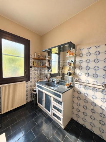 🏡 Maison avec 2 logements – Terrasse avec vue sur le lac 🌿✨

Vous recherchez de l’espace, du calme et un véritable dépaysement ?
Venez découvrir cette maison pleine de potentiel, organisée sur deux niveaux avec deux logements, dans un environnement verdoyant où règnent tranquillité et douceur de vivre. 🌳

🏠 Au rez-de-chaussée

Un logement indépendant aménagé dans un esprit loft, occupant l’ensemble du niveau, comprenant :

🏡 Une grande pièce de vie ouverte
🍳 Un espace cuisine
🚿 Une salle d’eau

Un espace idéal pour accueillir famille et amis, créer un logement indépendant ou envisager un projet locatif.

🔑 À l’étage

Le second logement propose :

🛏️ 3 chambres
🛋️ Un séjour agréable
🍽️ Une cuisine
🚿 Une salle d’eau

🌅 Le véritable coup de cœur : la terrasse et sa vue ❤️

Imaginez vos petits-déjeuners ou vos soirées d’été sur une très belle terrasse avec une vue dégagée sur le lac et la nature environnante. 🌊🌿

Ici, place au dépaysement total : calme, verdure et panorama donnent à cette maison une atmosphère particulièrement agréable, loin de l’agitation du quotidien.

💡 Les deux logements indépendants offrent de nombreuses possibilités : résidence principale avec espace indépendant, rapprochement familial, investissement locatif ou encore projet de location saisonnière.

✨ Une maison qui mérite d’être découverte sur place pour apprécier pleinement son environnement et sa vue.

📞 Envie d’en savoir plus ou de programmer une visite ?
Contactez-moi, je serai ravi de vous accompagner dans la découverte de ce bien.