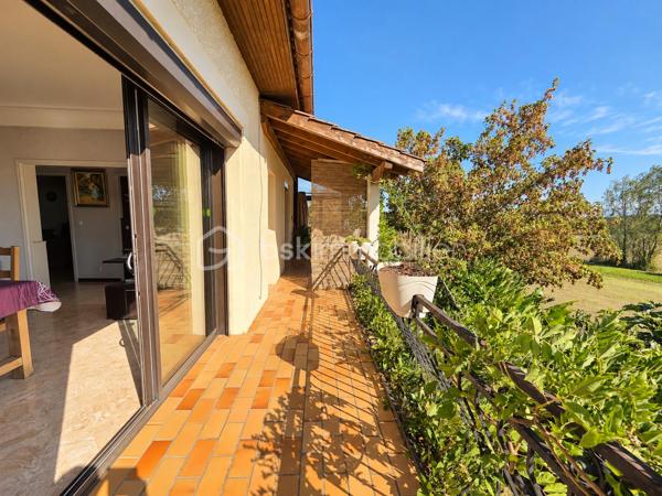 🏡 Maison avec 2 logements – Terrasse avec vue sur le lac 🌿✨

Vous recherchez de l’espace, du calme et un véritable dépaysement ?
Venez découvrir cette maison pleine de potentiel, organisée sur deux niveaux avec deux logements, dans un environnement verdoyant où règnent tranquillité et douceur de vivre. 🌳

🏠 Au rez-de-chaussée

Un logement indépendant aménagé dans un esprit loft, occupant l’ensemble du niveau, comprenant :

🏡 Une grande pièce de vie ouverte
🍳 Un espace cuisine
🚿 Une salle d’eau

Un espace idéal pour accueillir famille et amis, créer un logement indépendant ou envisager un projet locatif.

🔑 À l’étage

Le second logement propose :

🛏️ 3 chambres
🛋️ Un séjour agréable
🍽️ Une cuisine
🚿 Une salle d’eau

🌅 Le véritable coup de cœur : la terrasse et sa vue ❤️

Imaginez vos petits-déjeuners ou vos soirées d’été sur une très belle terrasse avec une vue dégagée sur le lac et la nature environnante. 🌊🌿

Ici, place au dépaysement total : calme, verdure et panorama donnent à cette maison une atmosphère particulièrement agréable, loin de l’agitation du quotidien.

💡 Les deux logements indépendants offrent de nombreuses possibilités : résidence principale avec espace indépendant, rapprochement familial, investissement locatif ou encore projet de location saisonnière.

✨ Une maison qui mérite d’être découverte sur place pour apprécier pleinement son environnement et sa vue.

📞 Envie d’en savoir plus ou de programmer une visite ?
Contactez-moi, je serai ravi de vous accompagner dans la découverte de ce bien.