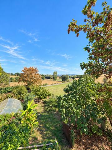 🏡 Maison avec 2 logements – Terrasse avec vue sur le lac 🌿✨

Vous recherchez de l’espace, du calme et un véritable dépaysement ?
Venez découvrir cette maison pleine de potentiel, organisée sur deux niveaux avec deux logements, dans un environnement verdoyant où règnent tranquillité et douceur de vivre. 🌳

🏠 Au rez-de-chaussée

Un logement indépendant aménagé dans un esprit loft, occupant l’ensemble du niveau, comprenant :

🏡 Une grande pièce de vie ouverte
🍳 Un espace cuisine
🚿 Une salle d’eau

Un espace idéal pour accueillir famille et amis, créer un logement indépendant ou envisager un projet locatif.

🔑 À l’étage

Le second logement propose :

🛏️ 3 chambres
🛋️ Un séjour agréable
🍽️ Une cuisine
🚿 Une salle d’eau

🌅 Le véritable coup de cœur : la terrasse et sa vue ❤️

Imaginez vos petits-déjeuners ou vos soirées d’été sur une très belle terrasse avec une vue dégagée sur le lac et la nature environnante. 🌊🌿

Ici, place au dépaysement total : calme, verdure et panorama donnent à cette maison une atmosphère particulièrement agréable, loin de l’agitation du quotidien.

💡 Les deux logements indépendants offrent de nombreuses possibilités : résidence principale avec espace indépendant, rapprochement familial, investissement locatif ou encore projet de location saisonnière.

✨ Une maison qui mérite d’être découverte sur place pour apprécier pleinement son environnement et sa vue.

📞 Envie d’en savoir plus ou de programmer une visite ?
Contactez-moi, je serai ravi de vous accompagner dans la découverte de ce bien.