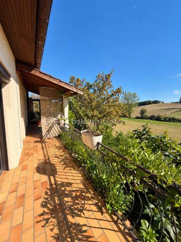 🏡 Maison avec 2 logements – Terrasse avec vue sur le lac 🌿✨

Vous recherchez de l’espace, du calme et un véritable dépaysement ?
Venez découvrir cette maison pleine de potentiel, organisée sur deux niveaux avec deux logements, dans un environnement verdoyant où règnent tranquillité et douceur de vivre. 🌳

🏠 Au rez-de-chaussée

Un logement indépendant aménagé dans un esprit loft, occupant l’ensemble du niveau, comprenant :

🏡 Une grande pièce de vie ouverte
🍳 Un espace cuisine
🚿 Une salle d’eau

Un espace idéal pour accueillir famille et amis, créer un logement indépendant ou envisager un projet locatif.

🔑 À l’étage

Le second logement propose :

🛏️ 3 chambres
🛋️ Un séjour agréable
🍽️ Une cuisine
🚿 Une salle d’eau

🌅 Le véritable coup de cœur : la terrasse et sa vue ❤️

Imaginez vos petits-déjeuners ou vos soirées d’été sur une très belle terrasse avec une vue dégagée sur le lac et la nature environnante. 🌊🌿

Ici, place au dépaysement total : calme, verdure et panorama donnent à cette maison une atmosphère particulièrement agréable, loin de l’agitation du quotidien.

💡 Les deux logements indépendants offrent de nombreuses possibilités : résidence principale avec espace indépendant, rapprochement familial, investissement locatif ou encore projet de location saisonnière.

✨ Une maison qui mérite d’être découverte sur place pour apprécier pleinement son environnement et sa vue.

📞 Envie d’en savoir plus ou de programmer une visite ?
Contactez-moi, je serai ravi de vous accompagner dans la découverte de ce bien.