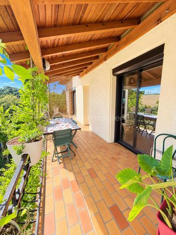🏡 Maison avec 2 logements – Terrasse avec vue sur le lac 🌿✨

Vous recherchez de l’espace, du calme et un véritable dépaysement ?
Venez découvrir cette maison pleine de potentiel, organisée sur deux niveaux avec deux logements, dans un environnement verdoyant où règnent tranquillité et douceur de vivre. 🌳

🏠 Au rez-de-chaussée

Un logement indépendant aménagé dans un esprit loft, occupant l’ensemble du niveau, comprenant :

🏡 Une grande pièce de vie ouverte
🍳 Un espace cuisine
🚿 Une salle d’eau

Un espace idéal pour accueillir famille et amis, créer un logement indépendant ou envisager un projet locatif.

🔑 À l’étage

Le second logement propose :

🛏️ 3 chambres
🛋️ Un séjour agréable
🍽️ Une cuisine
🚿 Une salle d’eau

🌅 Le véritable coup de cœur : la terrasse et sa vue ❤️

Imaginez vos petits-déjeuners ou vos soirées d’été sur une très belle terrasse avec une vue dégagée sur le lac et la nature environnante. 🌊🌿

Ici, place au dépaysement total : calme, verdure et panorama donnent à cette maison une atmosphère particulièrement agréable, loin de l’agitation du quotidien.

💡 Les deux logements indépendants offrent de nombreuses possibilités : résidence principale avec espace indépendant, rapprochement familial, investissement locatif ou encore projet de location saisonnière.

✨ Une maison qui mérite d’être découverte sur place pour apprécier pleinement son environnement et sa vue.

📞 Envie d’en savoir plus ou de programmer une visite ?
Contactez-moi, je serai ravi de vous accompagner dans la découverte de ce bien.
