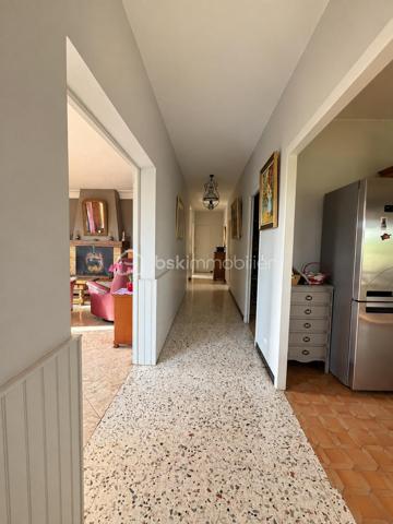 🏡 Maison avec 2 logements – Terrasse avec vue sur le lac 🌿✨

Vous recherchez de l’espace, du calme et un véritable dépaysement ?
Venez découvrir cette maison pleine de potentiel, organisée sur deux niveaux avec deux logements, dans un environnement verdoyant où règnent tranquillité et douceur de vivre. 🌳

🏠 Au rez-de-chaussée

Un logement indépendant aménagé dans un esprit loft, occupant l’ensemble du niveau, comprenant :

🏡 Une grande pièce de vie ouverte
🍳 Un espace cuisine
🚿 Une salle d’eau

Un espace idéal pour accueillir famille et amis, créer un logement indépendant ou envisager un projet locatif.

🔑 À l’étage

Le second logement propose :

🛏️ 3 chambres
🛋️ Un séjour agréable
🍽️ Une cuisine
🚿 Une salle d’eau

🌅 Le véritable coup de cœur : la terrasse et sa vue ❤️

Imaginez vos petits-déjeuners ou vos soirées d’été sur une très belle terrasse avec une vue dégagée sur le lac et la nature environnante. 🌊🌿

Ici, place au dépaysement total : calme, verdure et panorama donnent à cette maison une atmosphère particulièrement agréable, loin de l’agitation du quotidien.

💡 Les deux logements indépendants offrent de nombreuses possibilités : résidence principale avec espace indépendant, rapprochement familial, investissement locatif ou encore projet de location saisonnière.

✨ Une maison qui mérite d’être découverte sur place pour apprécier pleinement son environnement et sa vue.

📞 Envie d’en savoir plus ou de programmer une visite ?
Contactez-moi, je serai ravi de vous accompagner dans la découverte de ce bien.