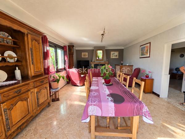 🏡 Maison avec 2 logements – Terrasse avec vue sur le lac 🌿✨

Vous recherchez de l’espace, du calme et un véritable dépaysement ?
Venez découvrir cette maison pleine de potentiel, organisée sur deux niveaux avec deux logements, dans un environnement verdoyant où règnent tranquillité et douceur de vivre. 🌳

🏠 Au rez-de-chaussée

Un logement indépendant aménagé dans un esprit loft, occupant l’ensemble du niveau, comprenant :

🏡 Une grande pièce de vie ouverte
🍳 Un espace cuisine
🚿 Une salle d’eau

Un espace idéal pour accueillir famille et amis, créer un logement indépendant ou envisager un projet locatif.

🔑 À l’étage

Le second logement propose :

🛏️ 3 chambres
🛋️ Un séjour agréable
🍽️ Une cuisine
🚿 Une salle d’eau

🌅 Le véritable coup de cœur : la terrasse et sa vue ❤️

Imaginez vos petits-déjeuners ou vos soirées d’été sur une très belle terrasse avec une vue dégagée sur le lac et la nature environnante. 🌊🌿

Ici, place au dépaysement total : calme, verdure et panorama donnent à cette maison une atmosphère particulièrement agréable, loin de l’agitation du quotidien.

💡 Les deux logements indépendants offrent de nombreuses possibilités : résidence principale avec espace indépendant, rapprochement familial, investissement locatif ou encore projet de location saisonnière.

✨ Une maison qui mérite d’être découverte sur place pour apprécier pleinement son environnement et sa vue.

📞 Envie d’en savoir plus ou de programmer une visite ?
Contactez-moi, je serai ravi de vous accompagner dans la découverte de ce bien.