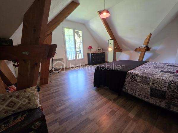 Située dans une commune limitrophe de la Seine-et-Marne, du Loiret et de l’Yonne, cette magnifique maison construite en 2003 vous séduira par ses prestations de qualité, ses beaux volumes et son environnement privilégié.

D’une construction soignée et parfaitement entretenue, elle offre une excellente performance énergétique grâce à ses équipements modernes et efficaces.

Belle maison familiale de 2003 en excellent état, sans travaux

Située dans une commune limitrophe de la Seine-et-Marne, du Loiret et de l’Yonne, cette magnifique maison construite en 2003 vous séduira par ses prestations de qualité, ses beaux volumes et son environnement privilégié.

D’une construction soignée et parfaitement entretenue, elle offre une excellente performance énergétique grâce à ses équipements modernes et efficaces.

Les atouts de la maison :
🔷5 chambres, dont une au rez-de-chaussée
🔷 un bureau spacieux est lumineux 
🔷2 salles de bain avec douche et baignoire
🔷Grande pièce de vie lumineuse et conviviale 40 m²
🔷Superbe cheminée avec insert dominant le séjour
🔷Chauffage au sol centralisé au rez-de-chaussée
🔷Pompe à chaleur réversible dans toutes les pièces
🔷Fibre optique installée, idéale pour le télétravail
🔷Double garage
🔷Piscine chauffée et sécurisé 
🔷Terrain arboré et boisé avec étang
🔷Faible taxe foncière

Cette propriété offre un cadre de vie rare, alliant confort moderne, tranquillité et nature, tout en restant proche des grands axes et des départements voisins.

Contactez moi sans hésiter pour obtenir plus de renseignements et planifier votre visite.