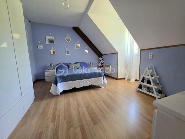 Située dans une commune limitrophe de la Seine-et-Marne, du Loiret et de l’Yonne, cette magnifique maison construite en 2003 vous séduira par ses prestations de qualité, ses beaux volumes et son environnement privilégié.

D’une construction soignée et parfaitement entretenue, elle offre une excellente performance énergétique grâce à ses équipements modernes et efficaces.

Belle maison familiale de 2003 en excellent état, sans travaux

Située dans une commune limitrophe de la Seine-et-Marne, du Loiret et de l’Yonne, cette magnifique maison construite en 2003 vous séduira par ses prestations de qualité, ses beaux volumes et son environnement privilégié.

D’une construction soignée et parfaitement entretenue, elle offre une excellente performance énergétique grâce à ses équipements modernes et efficaces.

Les atouts de la maison :
🔷5 chambres, dont une au rez-de-chaussée
🔷 un bureau spacieux est lumineux 
🔷2 salles de bain avec douche et baignoire
🔷Grande pièce de vie lumineuse et conviviale 40 m²
🔷Superbe cheminée avec insert dominant le séjour
🔷Chauffage au sol centralisé au rez-de-chaussée
🔷Pompe à chaleur réversible dans toutes les pièces
🔷Fibre optique installée, idéale pour le télétravail
🔷Double garage
🔷Piscine chauffée et sécurisé 
🔷Terrain arboré et boisé avec étang
🔷Faible taxe foncière

Cette propriété offre un cadre de vie rare, alliant confort moderne, tranquillité et nature, tout en restant proche des grands axes et des départements voisins.

Contactez moi sans hésiter pour obtenir plus de renseignements et planifier votre visite.