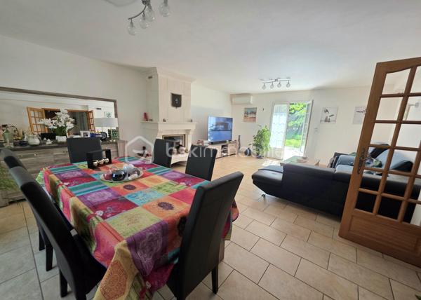 Située dans une commune limitrophe de la Seine-et-Marne, du Loiret et de l’Yonne, cette magnifique maison construite en 2003 vous séduira par ses prestations de qualité, ses beaux volumes et son environnement privilégié.

D’une construction soignée et parfaitement entretenue, elle offre une excellente performance énergétique grâce à ses équipements modernes et efficaces.

Belle maison familiale de 2003 en excellent état, sans travaux

Située dans une commune limitrophe de la Seine-et-Marne, du Loiret et de l’Yonne, cette magnifique maison construite en 2003 vous séduira par ses prestations de qualité, ses beaux volumes et son environnement privilégié.

D’une construction soignée et parfaitement entretenue, elle offre une excellente performance énergétique grâce à ses équipements modernes et efficaces.

Les atouts de la maison :
🔷5 chambres, dont une au rez-de-chaussée
🔷 un bureau spacieux est lumineux 
🔷2 salles de bain avec douche et baignoire
🔷Grande pièce de vie lumineuse et conviviale 40 m²
🔷Superbe cheminée avec insert dominant le séjour
🔷Chauffage au sol centralisé au rez-de-chaussée
🔷Pompe à chaleur réversible dans toutes les pièces
🔷Fibre optique installée, idéale pour le télétravail
🔷Double garage
🔷Piscine chauffée et sécurisé 
🔷Terrain arboré et boisé avec étang
🔷Faible taxe foncière

Cette propriété offre un cadre de vie rare, alliant confort moderne, tranquillité et nature, tout en restant proche des grands axes et des départements voisins.

Contactez moi sans hésiter pour obtenir plus de renseignements et planifier votre visite.