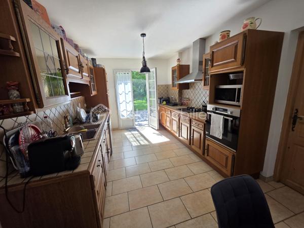 Située dans une commune limitrophe de la Seine-et-Marne, du Loiret et de l’Yonne, cette magnifique maison construite en 2003 vous séduira par ses prestations de qualité, ses beaux volumes et son environnement privilégié.

D’une construction soignée et parfaitement entretenue, elle offre une excellente performance énergétique grâce à ses équipements modernes et efficaces.

Belle maison familiale de 2003 en excellent état, sans travaux

Située dans une commune limitrophe de la Seine-et-Marne, du Loiret et de l’Yonne, cette magnifique maison construite en 2003 vous séduira par ses prestations de qualité, ses beaux volumes et son environnement privilégié.

D’une construction soignée et parfaitement entretenue, elle offre une excellente performance énergétique grâce à ses équipements modernes et efficaces.

Les atouts de la maison :
🔷5 chambres, dont une au rez-de-chaussée
🔷 un bureau spacieux est lumineux 
🔷2 salles de bain avec douche et baignoire
🔷Grande pièce de vie lumineuse et conviviale 40 m²
🔷Superbe cheminée avec insert dominant le séjour
🔷Chauffage au sol centralisé au rez-de-chaussée
🔷Pompe à chaleur réversible dans toutes les pièces
🔷Fibre optique installée, idéale pour le télétravail
🔷Double garage
🔷Piscine chauffée et sécurisé 
🔷Terrain arboré et boisé avec étang
🔷Faible taxe foncière

Cette propriété offre un cadre de vie rare, alliant confort moderne, tranquillité et nature, tout en restant proche des grands axes et des départements voisins.

Contactez moi sans hésiter pour obtenir plus de renseignements et planifier votre visite.