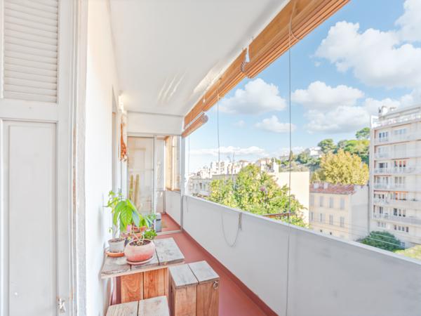 Marseille (13007) Endoume – Saint-Victor : Appartement 2 ch avec terrasse et vue sur la Bonne Mère.