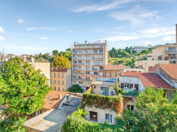 Marseille (13007) Endoume – Saint-Victor : Appartement 2 ch avec terrasse et vue sur la Bonne Mère.