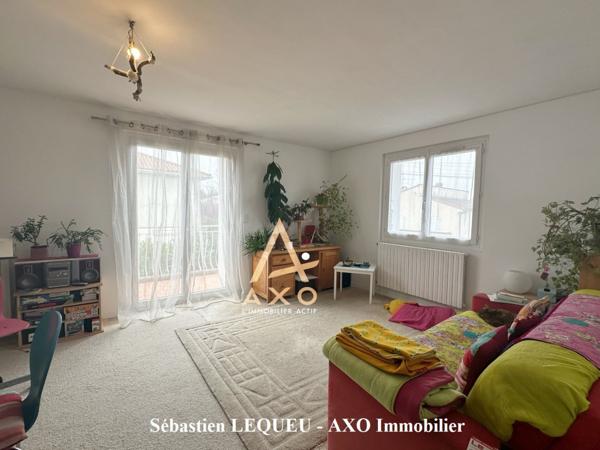 maison de 160 m2 divisée en deux appartements avec garage et jardin