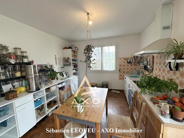 maison de 160 m2 divisée en deux appartements avec garage et jardin