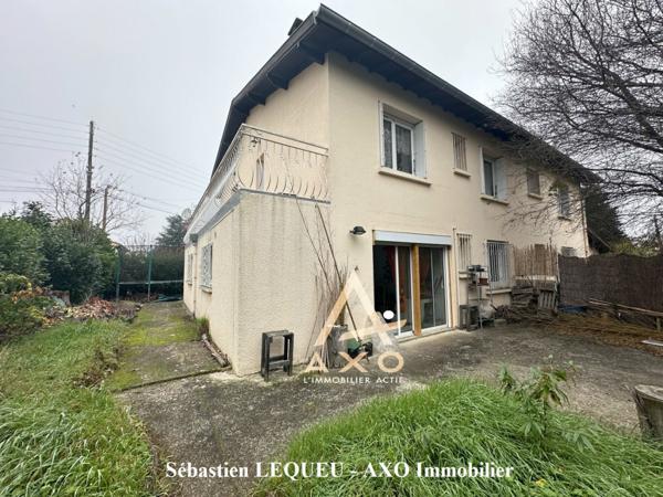 maison de 160 m2 divisée en deux appartements avec garage et jardin