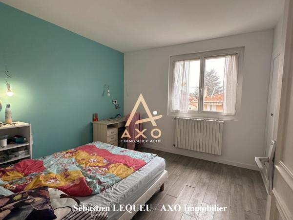 maison de 160 m2 divisée en deux appartements avec garage et jardin