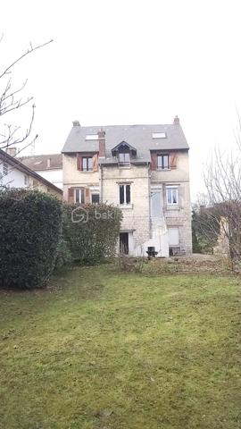 Au centre ville de  Nogent sur Oise !!! Maison de caractère de 177 m² sur trois niveaux édifié sur un terrain de 440 m². Elle comprend une entrée, un séjour, une cuisine aménagée, une salle d'eau, un point d'eau, une salle de bains, un WC, 7 chambres, des combles isolés et plaqués pouvant être redistribués en plusieurs chambres avec une salle d'eau. Un sous-sol total avec buanderie et plusieurs caves complète le bien( possibilité de rénover en partie en F1). Le jardin suit le sous-sol et est également accessible par un escalier. Ce bien vous est proposé par Cédric au 0686885039 

Gare de Creil à 25 min à pied
16 min en bus Ligne A, B, C1, C2
5min en voiture

Gare Creil Paris Nord en 37 min Omnibus
26 min en direct Gare de Nord