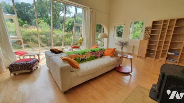 Maison d'habitation de plain-pied dans écovillage